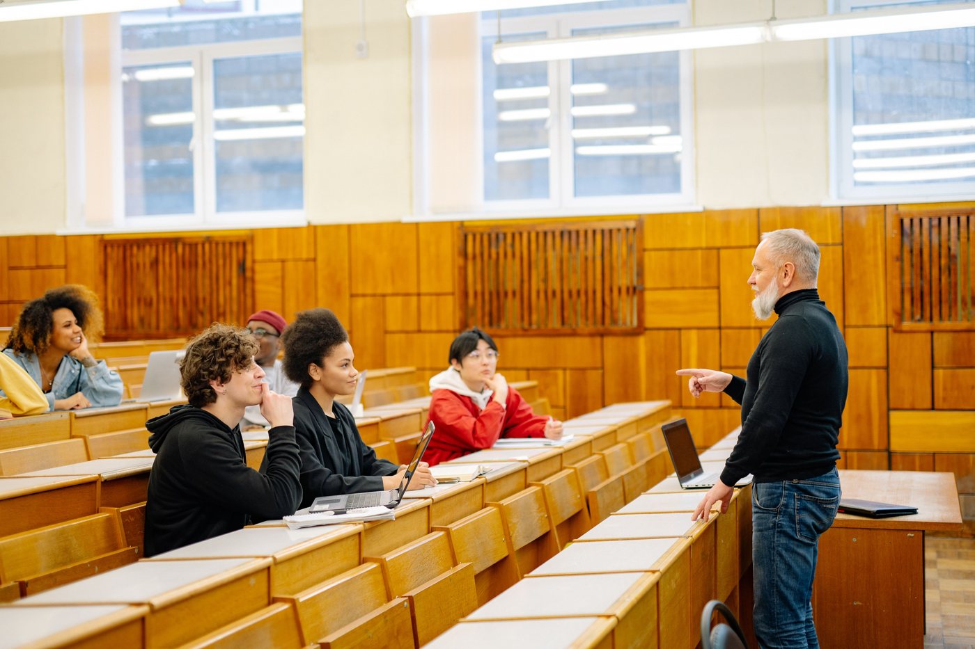 Aula universitaria con docente e studenti, simbolo del dialogo tra istituzioni, accademia e società civile
