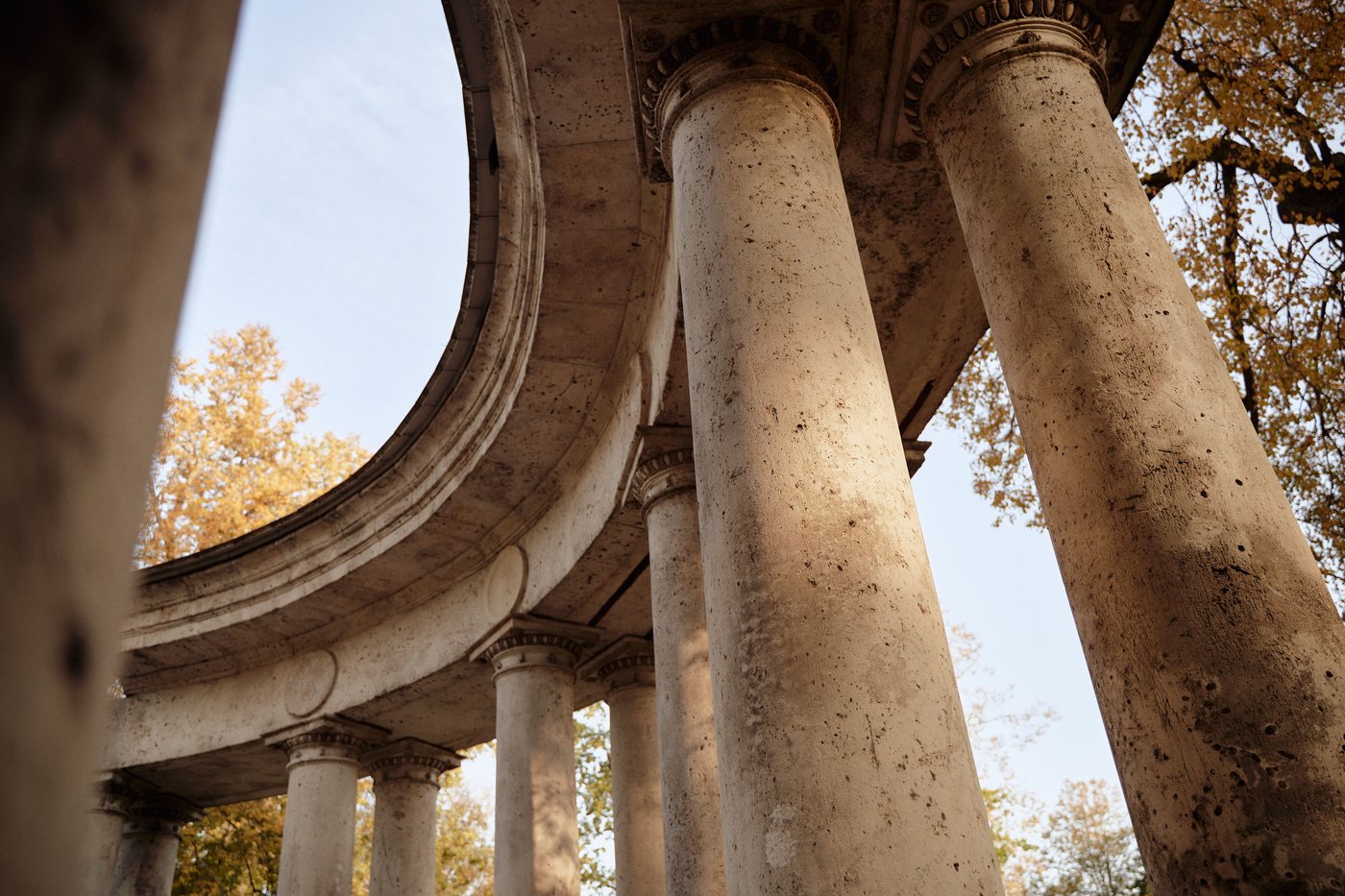 Colonne di un palazzo di giustizia, simbolo delle priorità giuridiche del Programma Strategico