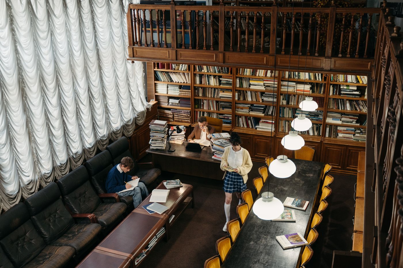Giovani che studiano insieme in biblioteca, simbolo della rete di studenti, professionisti e giovani talenti