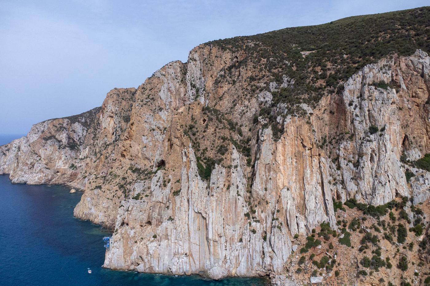 Falaises calcaires plongeant dans la mer Méditerranée, symbole de la surveillance permanente de l'Observatoire