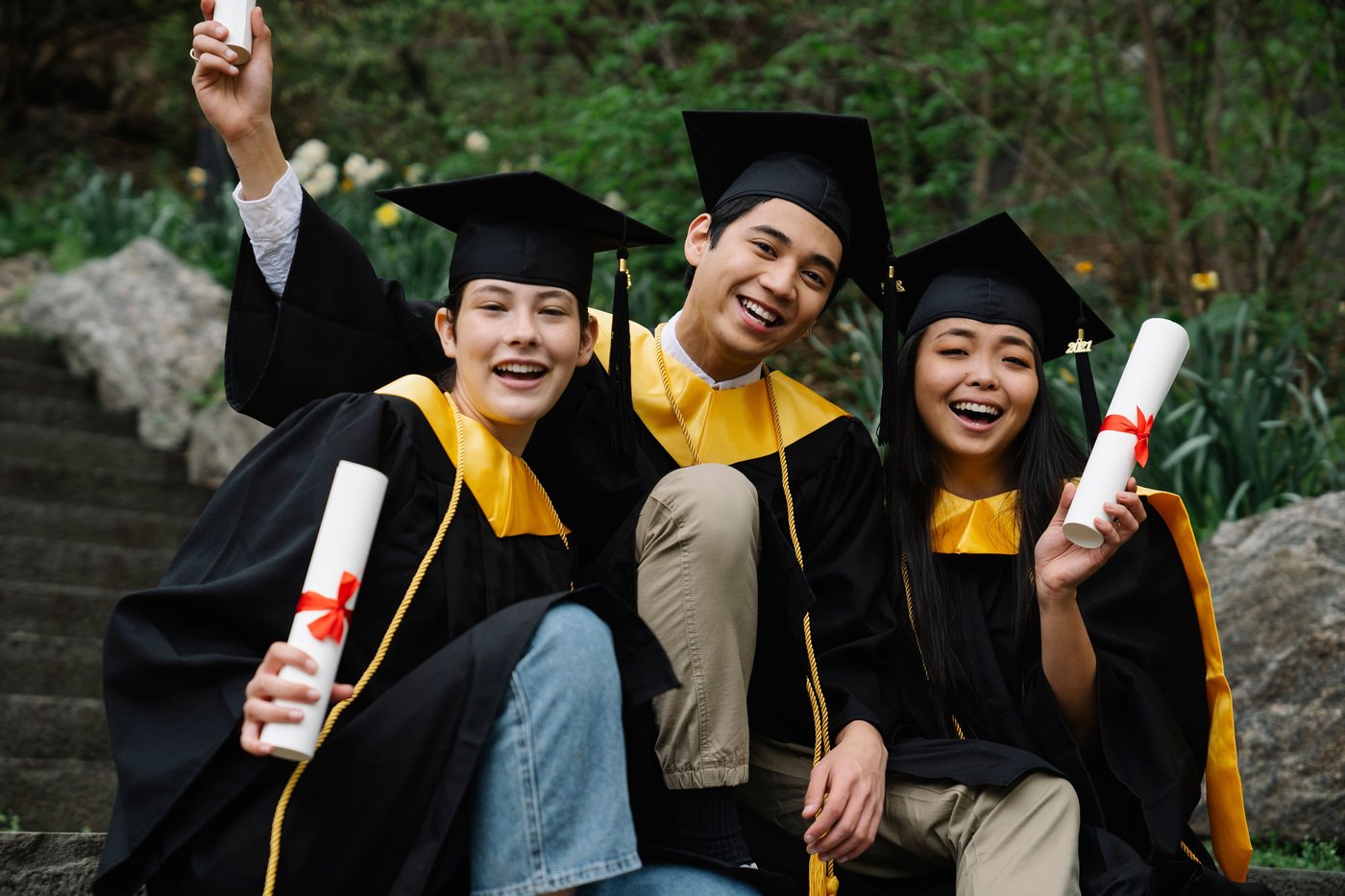 Giovani laureati festeggiano il conseguimento del titolo, simbolo delle nuove generazioni di studiosi