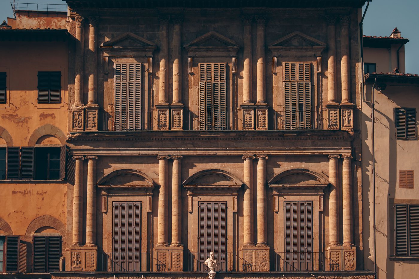 Facciata di un palazzo rinascimentale italiano, simbolo della vocazione accademica e istituzionale di AGAMI